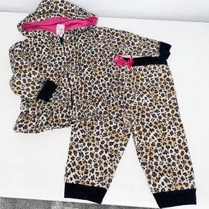 Girls matching fleece set. Leopard print. GUC. 6-9 mo.